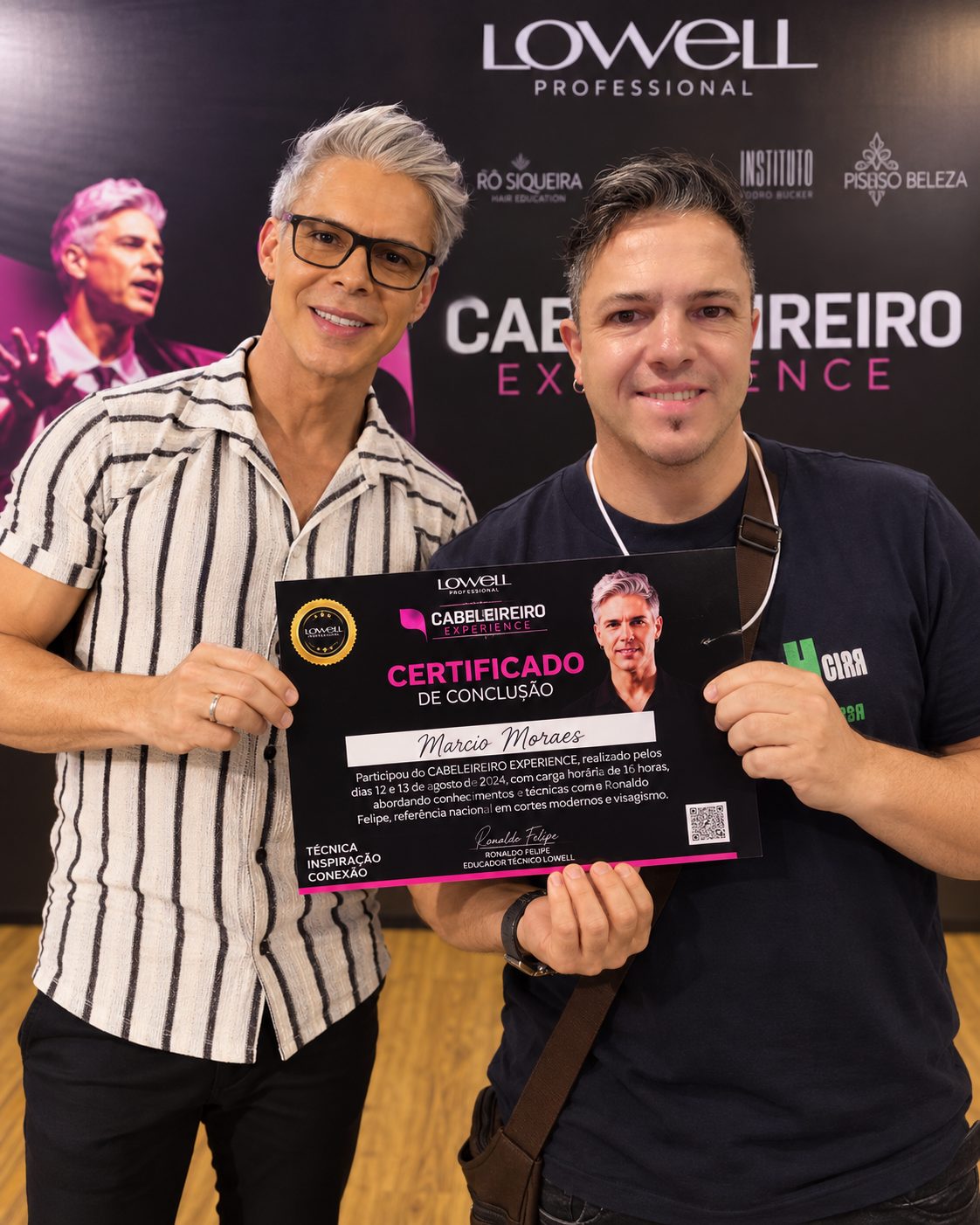 Marcio Moraes ao lado do educador Rô Siqueira em evento de beleza