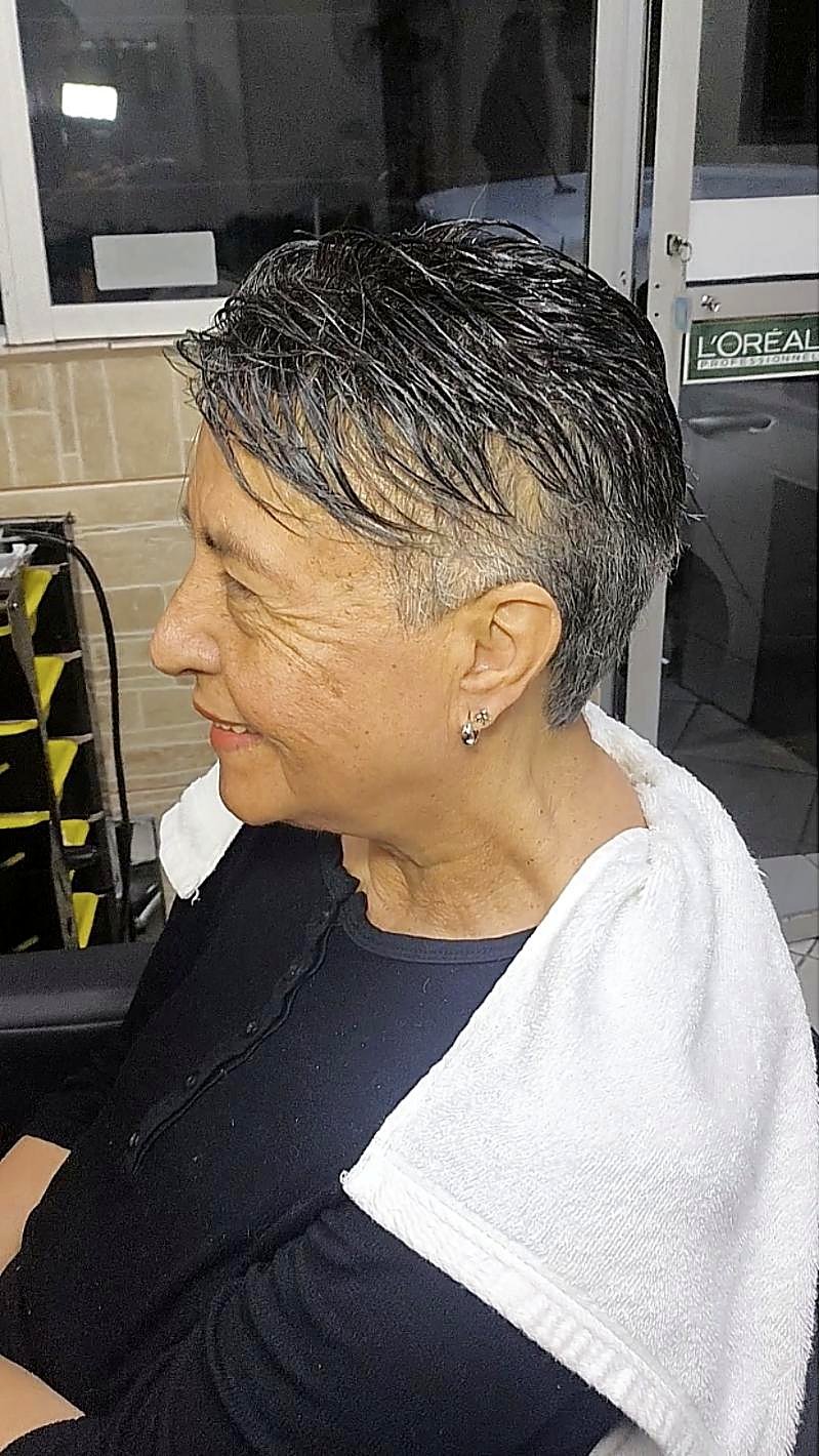 A mesma cliente depois, com cabelo curto cheio e grisalho