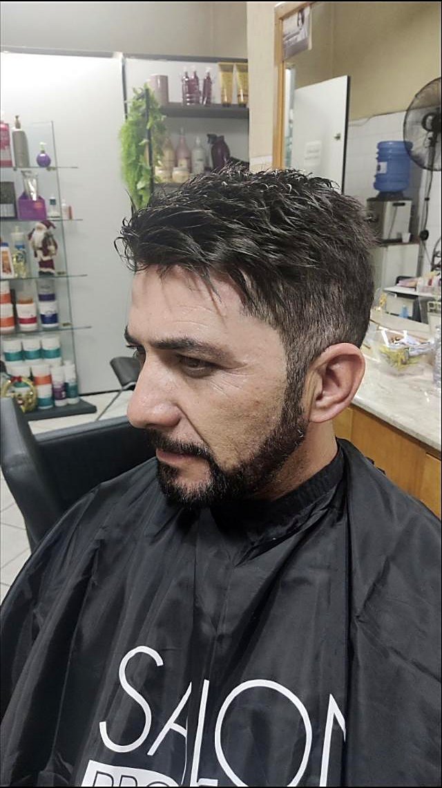 O mesmo cliente depois, com cabelo cheio e texturizado